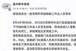 欢迎回来！骑士客场更衣室屏幕晒欧文手捧冠军奖杯照片